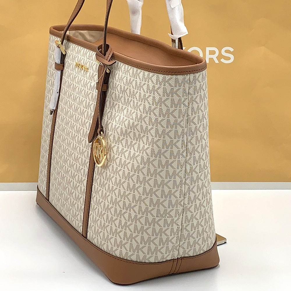MICHAEL KORS VANILLA SIGNATURE COLOR 
Jet Set Travel Large Logo Tote Bag - Picture 7 of 15
